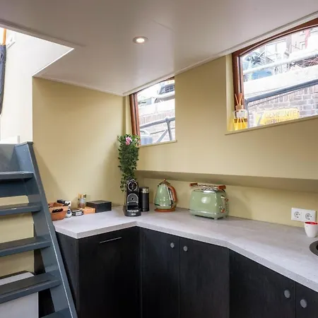 Alojamento de Acomodação e Pequeno-almoço Houseboat Reussi Amesterdão