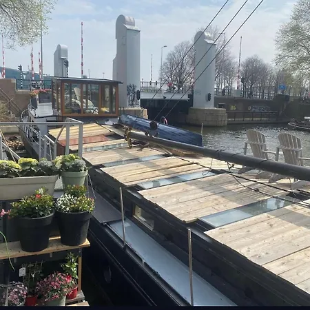 Houseboat Reussi *