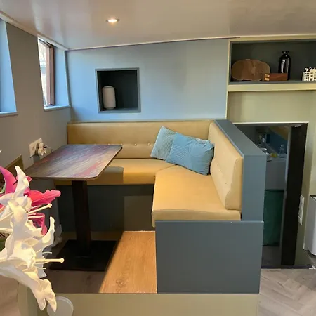 Houseboat Reussi לינה וארוחת בוקר
