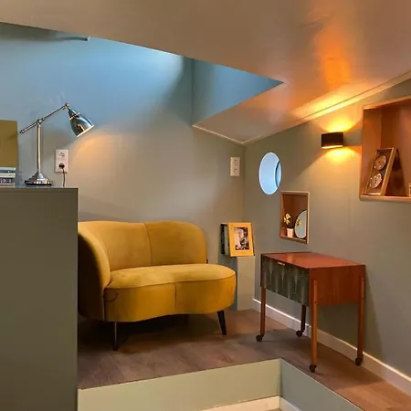 לינה וארוחת בוקר Houseboat Reussi