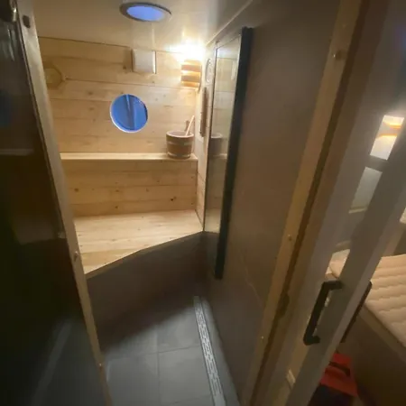 לינה וארוחת בוקר Houseboat Reussi *