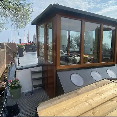 לינה וארוחת בוקר Houseboat Reussi