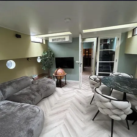 Houseboat Reussi * אמסטרדם