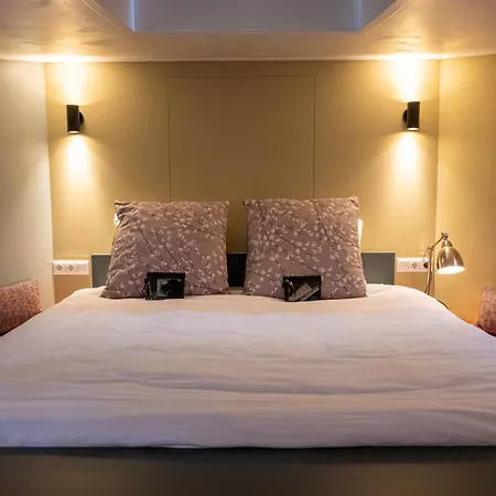 Houseboat Reussi 住宿加早餐酒店 3*