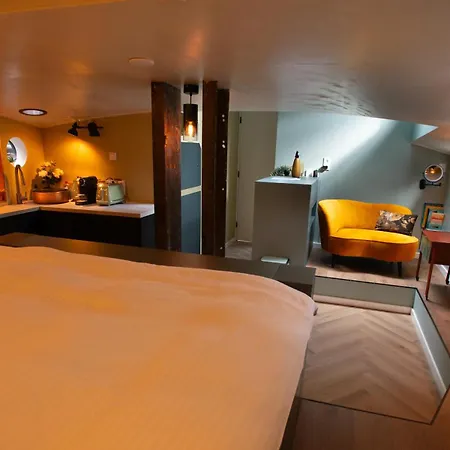 Bed & Breakfast Houseboat Reussi 4*