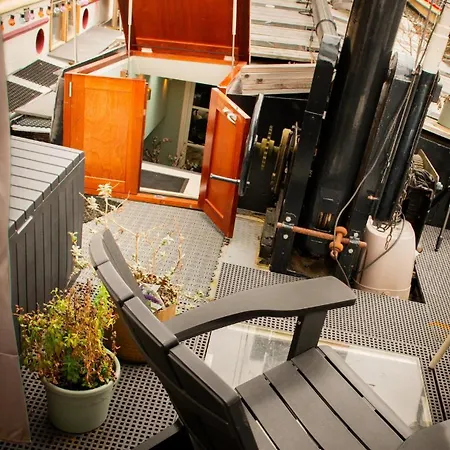 Houseboat Reussi Amsterdam