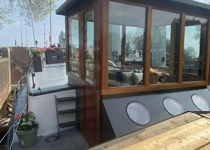 Bed & Breakfast Houseboat Reussi