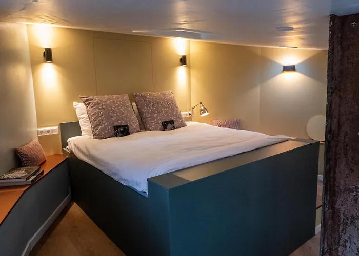 Houseboat Reussi Bed & Breakfast