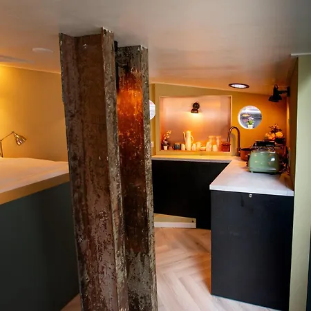Houseboat Reussi Bed & Breakfast