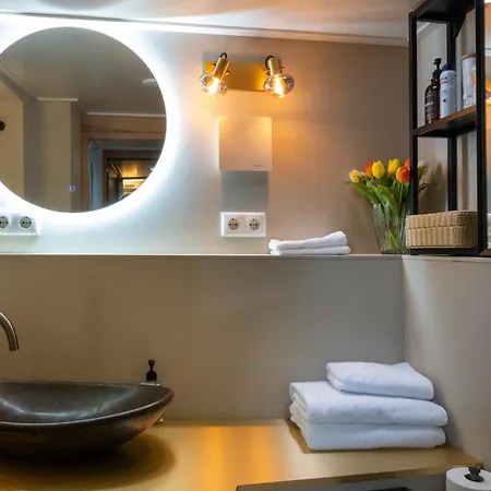 Panzió Houseboat Reussi